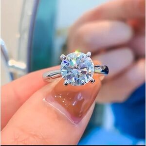 Stunning 2 CT Cubic Zirconia Fashion Ring